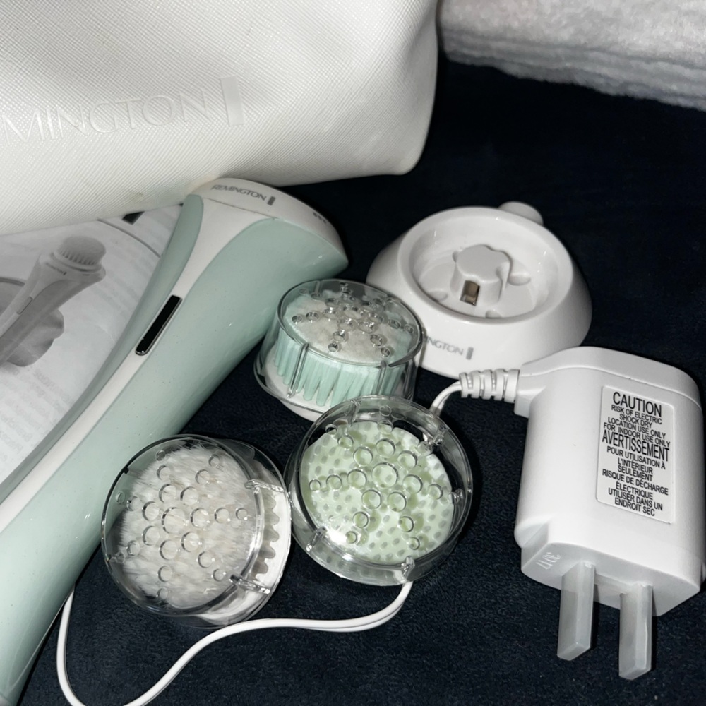Remington Mint and White Cleansing Brush Kit
